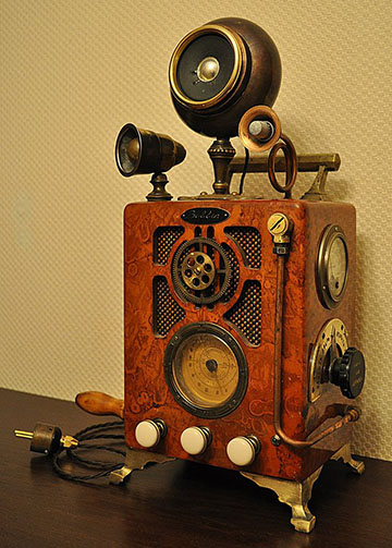 an old-fashioned looking radio with many dials and gears on it